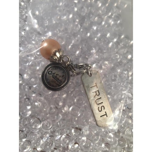 Auzz Trinklets Pearl Charms Peach with words Nana / Trust
