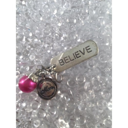 Auzz Trinklets Pearl Charms Dark Pink with words Believe / Mom