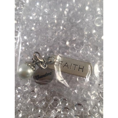 Auzz Trinklets Pearl Charms Cream with words Faith / Grandma