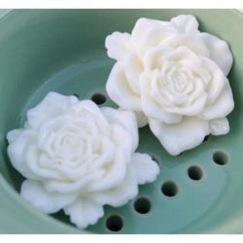 Junque &amp; Gems Resin Flowers 2/Pkg Glossy White Roses